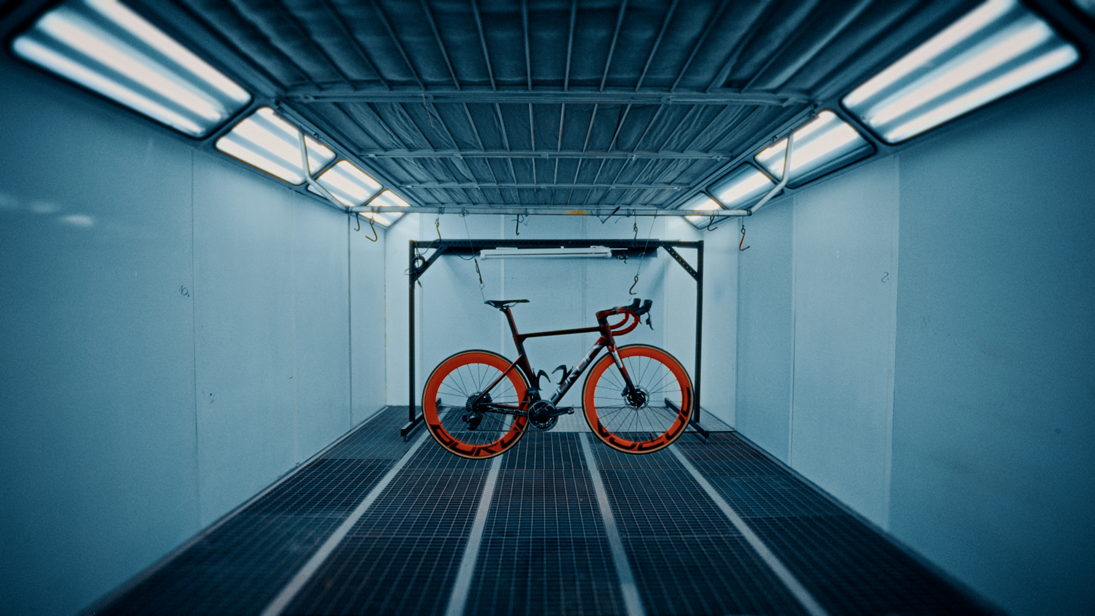 Bicicletta Borga in un ambiente illuminato simmetrico dall’atmosfera futuristica