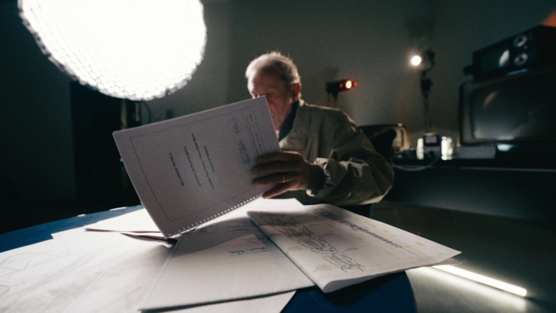 Un testimone consulta documenti durante le riprese del documentario CRT